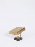 George Rickey, One Plane Horizontal Bronze, 1993, Bronzeskulptur mit beweglichem Quadrat, auf schwarzen Steinsockel montiert