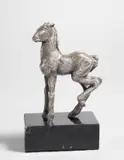 Ausschlagendes Fohlen by Renée Sintenis, 1919, Silber, auf Marmorsockel montiert, sold Dec 2023