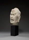 Song-Dynastie Chinesisch, Kopf eines Lohan. 13. Jahrhundert, Marmor (montiert auf Sockel). 31 cm / Sockel: 16 cm (12 ¼ in. / Sockel: 6 ¼ in.)