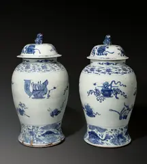Kangxi-Periode Chinesisch, Paar Deckelvasen. 17./18. Jahrhundert, Porzellan mit unterglasurblauer Blau-Weiß-Malerei. Je 79 cm (31 ⅛ in.)