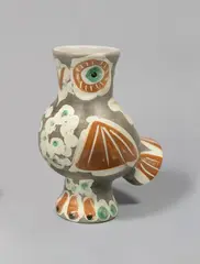 Chouette by Pablo Picasso, 1968, Vase, weißer Ton, mit Engobenbemalung, graviert und teilweise glasiert. Höhe: 28,8 cm (11 ⅜ in.); ceramic, Madoura editi, sold Jun 2017