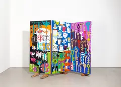 Great random collection by Johanna Dumet, 2021, Paravent aus drei Leinwänden: jeweils Öl auf Leinwand, beidseitig bemalt, teilweise mit Papier collagiert, auf Holzfüßen, sold Jun 2025