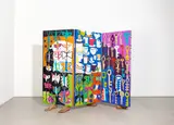 Johanna Dumet, Great random collection, 2021, Paravent aus drei Leinwänden: jeweils Öl auf Leinwand, beidseitig bemalt, teilweise mit Papier collagiert, auf Holzfüßen