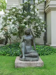 Sitzende by Heinrich Kirchner, 1935, Bronze mit grünlicher Patina, sold May 2024