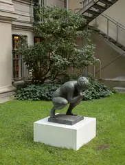 Edgar Augustin, Hockende, 1978, Bronze mit grüngrauer Patina