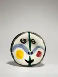 Visage no. 0 by Pablo Picasso, 1963, Runder Teller, weißer Ton, mit Engoben- und Emaillebemalung, glasiert. Ø 25,5 cm (10 in.); ceramic, Madoura edition, sold Nov 2019