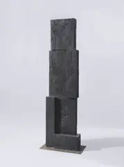 Hans Steinbrenner, Figur, 1977, Eichenholz, schwarz gefasst, auf Metallplatte montiert