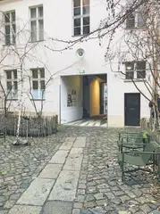 Susan Philipsz, Rosa, 2001, Klanginstallation im Innenhof der KW Institute for Contemporary Art. 1-Kanal-Klanginstallation/Dauer: 1:40 Minuten