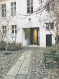 Susan Philipsz, Rosa, 2001, Klanginstallation im Innenhof der KW Institute for Contemporary Art. 1-Kanal-Klanginstallation/Dauer: 1:40 Minuten