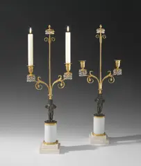 Werner & Berlin Mieth, Paar Bronzeleuchter mit Knaben auf Flussglassockeln. Zwischen 1795–1812, Bronze, brüniert und feuervergoldet; Flussglas; Marmor; Glasbehang. Je 58,5 cm (23 in.)