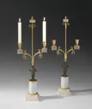 Werner & Berlin Mieth, Paar Bronzeleuchter mit Knaben auf Flussglassockeln. Zwischen 1795–1812, Bronze, brüniert und feuervergoldet; Flussglas; Marmor; Glasbehang. Je 58,5 cm (23 in.)