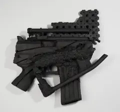 Olaf Metzel, Beretta, 1990, Schwarz gefärbtes Gummi, gegossen