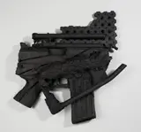 Olaf Metzel, Beretta, 1990, Schwarz gefärbtes Gummi, gegossen
