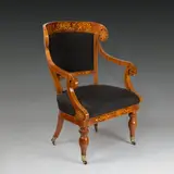 Julius Wanschaff, Lehnstuhl Wilhelm Hensels (1794-1861), 1833, Mahagoni, teilweise massiv, furniert mit Ahorneinlagen; Messingfüße mit Rollen; Textil erneuert