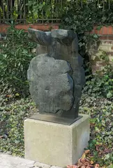 Wilhelm Loth, Torso 3/60 – Raumkonzept nach einer schwangeren Frau, 1960, Bronze mit grünschwarzer Patina