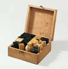 Josef Hartwig, Schachspiel (Modell XVI), Um 1924, Holzkasten mit 32 Schachfiguren aus Holz, davon 16 schwarz gefaßt. Maße des Kastens (H × B × T): 5,7 cm × 12,8 cm × 12,5 cm (2 ¼ in. × 5 in. × 4 ⅞ in.)