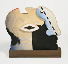 Kopf by Horst Antes, 1967, Ockerfarbiger schamottierter Scherben, vom Künstler mit Aquatec bemalt, auf Holzsockel montiert. Höhe: 29,8 cm (ohne Soc, sold Nov 2008