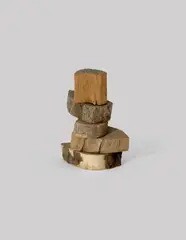 Hermann Glöckner, Aufschichtung von 5 gespaltenen Scheiben von Baumstämmen (Eiche), 1969, Holz, geleimt