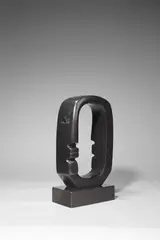 ARCH III by Elizabeth Strong-Cuevas, 1984, Bronze mit braunschwarzer Patina, auf Steinsockel montiert, sold Jun 2025