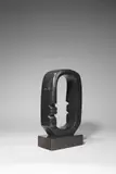 Elizabeth Strong-Cuevas, ARCH III, 1984, Bronze mit braunschwarzer Patina, auf Steinsockel montiert