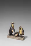 August Gaul, Drei Pinguine, 1903, Bronze mit dunkelbrauner Patina, teils vergoldet, auf Steinsockel montiert