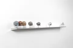 Matthew Day Jackson, The Way We Were, 2010, Titan, Aluminium, Stahl, Eisen, Bronze, Kupfer, Blei, auf Edelstahlkonsole