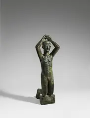 Hermann Blumenthal, Auf Block Kniender mit erhobenen Armen, 1933, Bronze mit schwarzgrüner Patina