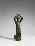 Hermann Blumenthal, Auf Block Kniender mit erhobenen Armen, 1933, Bronze mit schwarzgrüner Patina