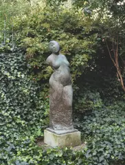 Waldemar Otto, Herbstallegorie, 1988, Bronze mit grünlicher Patina, auf Steinsockel montiert