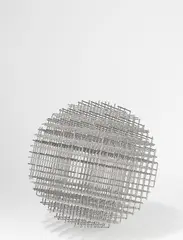 Sphére-trames by François Morellet, 1962, Edelstahl. Durchmesser: 36 cm (14 ⅛ in.), sold May 2024
