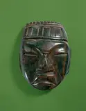 Große Maske, an beiden Seiten oben gebohrt. 800-300 v. Chr by Kultur der Olmeken Mittelamerikanisch, Rot-braune Jade, sold Nov 2017