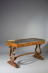 Wohl John McLean, Schreibtisch mit Lyra-Beinen, 1805, Palisander auf Eiche furniert; Zedernholz (Schubladen); Lederarbeitsfläche; Bronze, feuervergoldet; Rollen