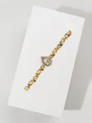 Berlin Gebrüder Friedländer, Armband für Gräfin Alexandra Arnim-Boitzenburg (1868–1943) – Geschenk Kaiser Wilhelms II. anlässlich eines Besuchs in Boitzenburg am 12. September 1911, Um 1905, 16,7 ct. Gold, gegossen, getrieben, ziseliert, vergoldet; 6 Saphire, 38 Diamantrosen, Diamantsplitter, Miniatur auf Elfenbein