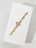Berlin Gebrüder Friedländer, Armband für Gräfin Alexandra Arnim-Boitzenburg (1868–1943) – Geschenk Kaiser Wilhelms II. anlässlich eines Besuchs in Boitzenburg am 12. September 1911, Um 1905, 16,7 ct. Gold, gegossen, getrieben, ziseliert, vergoldet; 6 Saphire, 38 Diamantrosen, Diamantsplitter, Miniatur auf Elfenbein