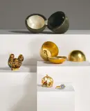Moritz Elimeyer, Casolette: ein Ei, enthaltend Henne, Krone und Ring, 1886, 13,7 bis 20,7 ct. Gold, teilweise emailliert; Diamanten; Saphir; Lederfutteral. 8 cm; Ø 5,3 cm (3 ⅛ in.; Ø 2 ⅛ in.)