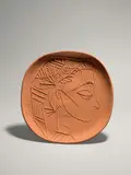 Pablo Picasso, Profil de Jacqueline, 1956, Quadratischer Teller mit abgerundeten Ecken, roter Ton mit Reliefzeichnung. Ø 41,5 cm (16 ⅜ in.)
