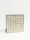 Radoslav Kratina, Variabile. 1970er-Jahre, 1500 weiße variable Plastikplättchen in Aluminiumrahmen