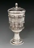 Ludwig Friedrich (Louis) Catel, Deckelpokal der Stadt Frankfurt an der Oder für ihren Bürgermeister Carl Heinrich Endell (1776-1843), 1816, Silber, getrieben, gegossen; innen vergoldet; Silbertaler. Ausführung durch Johann Ludwig und Carl Adolph Gerike. 33,5 cm (13 ¼ in.)