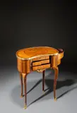 Léonard Boudin, Damensekretär – Table rognon – mit Blumen- und Rautenmarketerie, Um 1760, Rosenholz, Palisander, diverse Edelhölzer (teilweise gefärbt) auf Eiche; Bronze, feuervergoldet; Spiegelglas; Samt