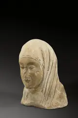 Nordspanisch, Kopf einer weiblichen Heiligenfigur, Kalkstein, Reste farbiger Fassung. 40 cm (15 ¾ in.)