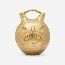 Natalia Arbelaez, Quri Vaso, 2024, earthenware, gold paint
