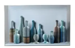 Pavlos Dionyssopoulos, Bar, 1976, Objekt aus Plakatpapierstreifen auf graubemaltem Holz, unter Acrylglas