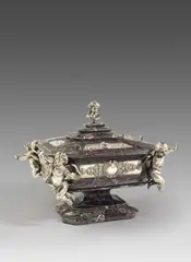 Robert Garrard, II, Prunkkassette, 1861, Wohl Cornish Serpentine (Serpentinit oder ein Gestein mit viel Lizardit), aus Südengland, geschnitten; Silber, gegossen, ziseliert; Bronze, versilbert