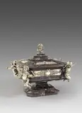 Robert Garrard, II, Prunkkassette, 1861, Wohl Cornish Serpentine (Serpentinit oder ein Gestein mit viel Lizardit), aus Südengland, geschnitten; Silber, gegossen, ziseliert; Bronze, versilbert