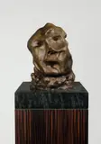 Jonathan Meese, Mother, 2004, Bronze auf Granitplinthe und Holzsockel. Höhe (ohne Plinthe und Sockel): 27 cm (10 ⅝ in.)
