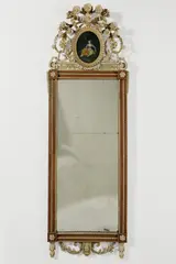 Berliner Möbelbauer, Spiegel mit reicher Ornamentik im sogenannten Zopfstil. 1780er, Holz geschnitzt, Glas facettiert, Metall bemalt