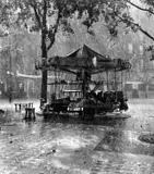 Robert Doisneau, Le manège de Monsieur Barré“, Place de la Mairie, Paris, 1955, Späterer Silbergelatineabzug