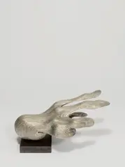 Brigitte und Martin Matschinsky-Denninghoff, Hand I, 1975, Messing und Zinn, auf Steinsockel montiert