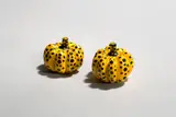 Yayoi Kusama, Ohne Titel (2 Mini-Pumpkins), 1993, Acryl auf Holz, geschnitzt, jew. in Original-PVC-Hülle. Höhe: Jew. 2,7 cm (1 ⅛ in.)