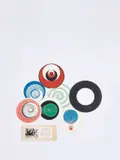 Marcel Duchamp, Rotoreliefs (Optical disks), 1953, 6 Scheiben aus Karton, jeweils beidseitig bedruckt in Farboffsetlithografie, 1 Plastikring als Rahmen für die Scheiben und 1 aufstellbares Kartonelement mit Erläuterungen zur Benutzung